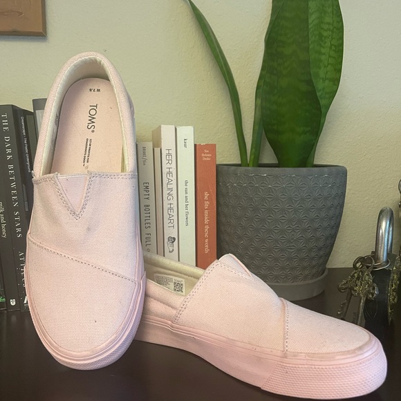 TOMS Women Slip On (size 7.5) - Picture 4 of 4
